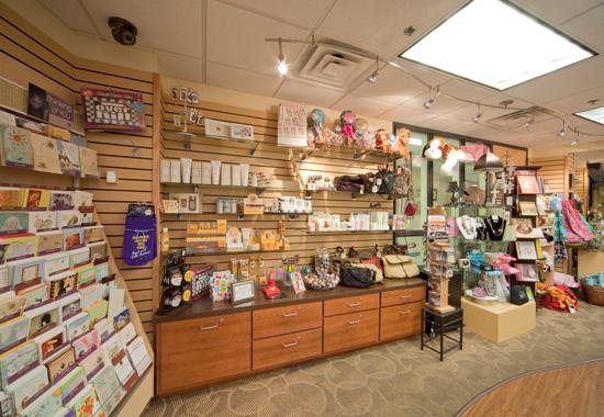 Bí quyết thi công shop quà lưu niệm thu hút và ấn tượng