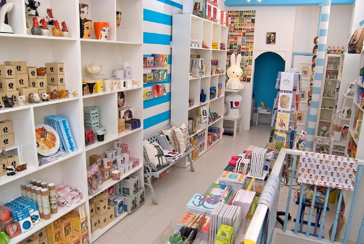 Bí quyết thi công shop quà lưu niệm thu hút và ấn tượng