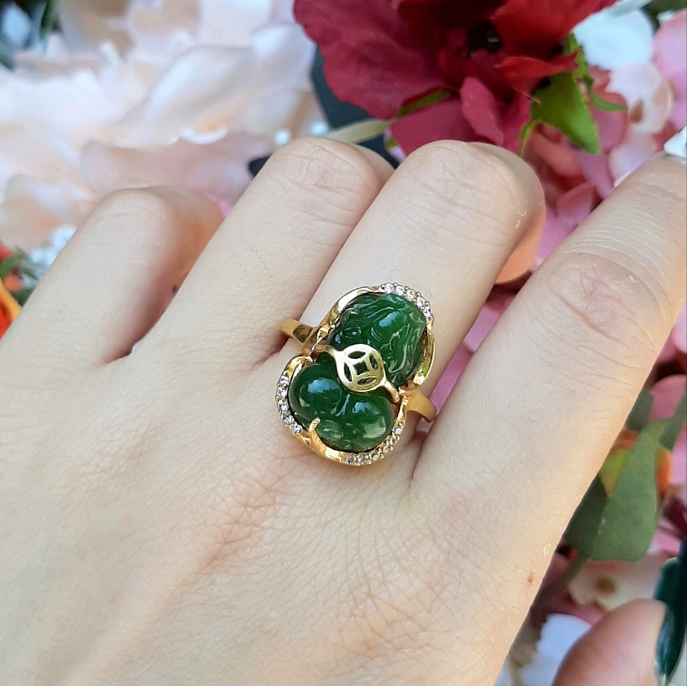 tay đeo nhẫn phong thủy