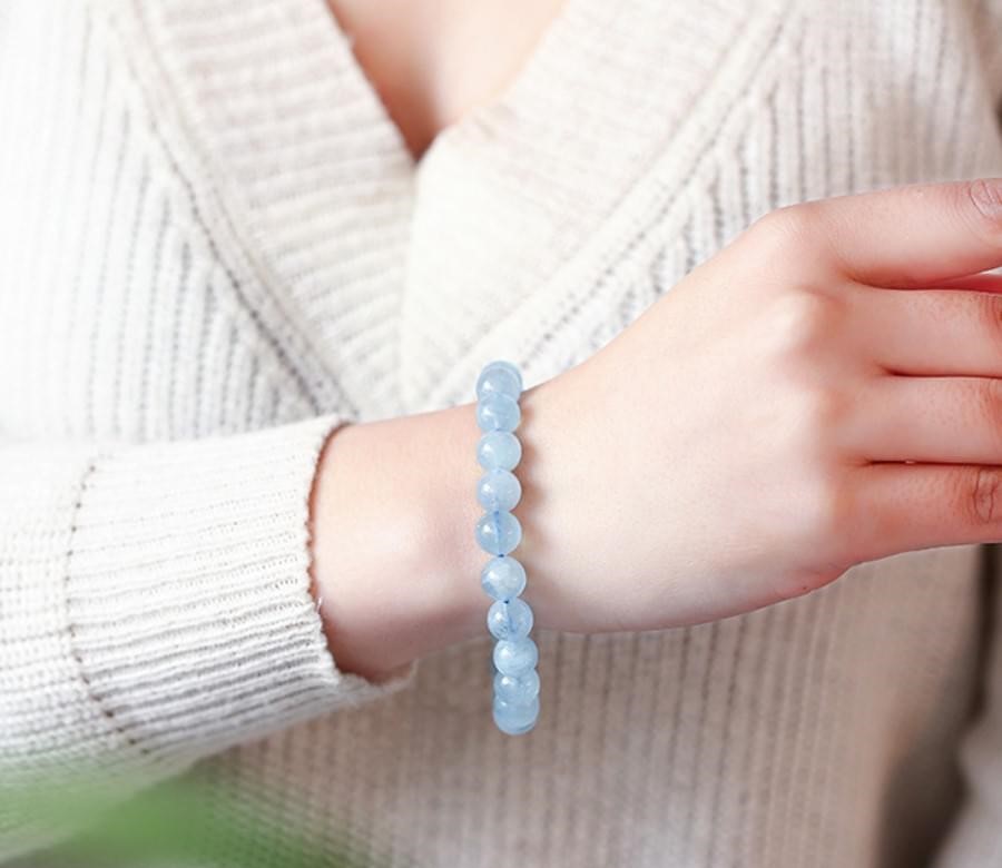 đeo vòng đá aquamarine